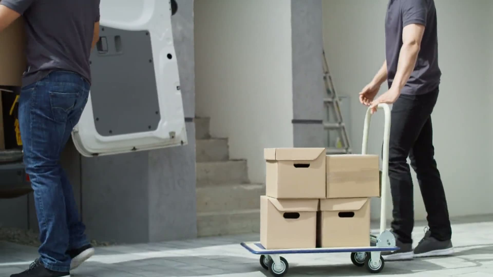 Déménageurs ECI chargeant des cartons dans leur camion