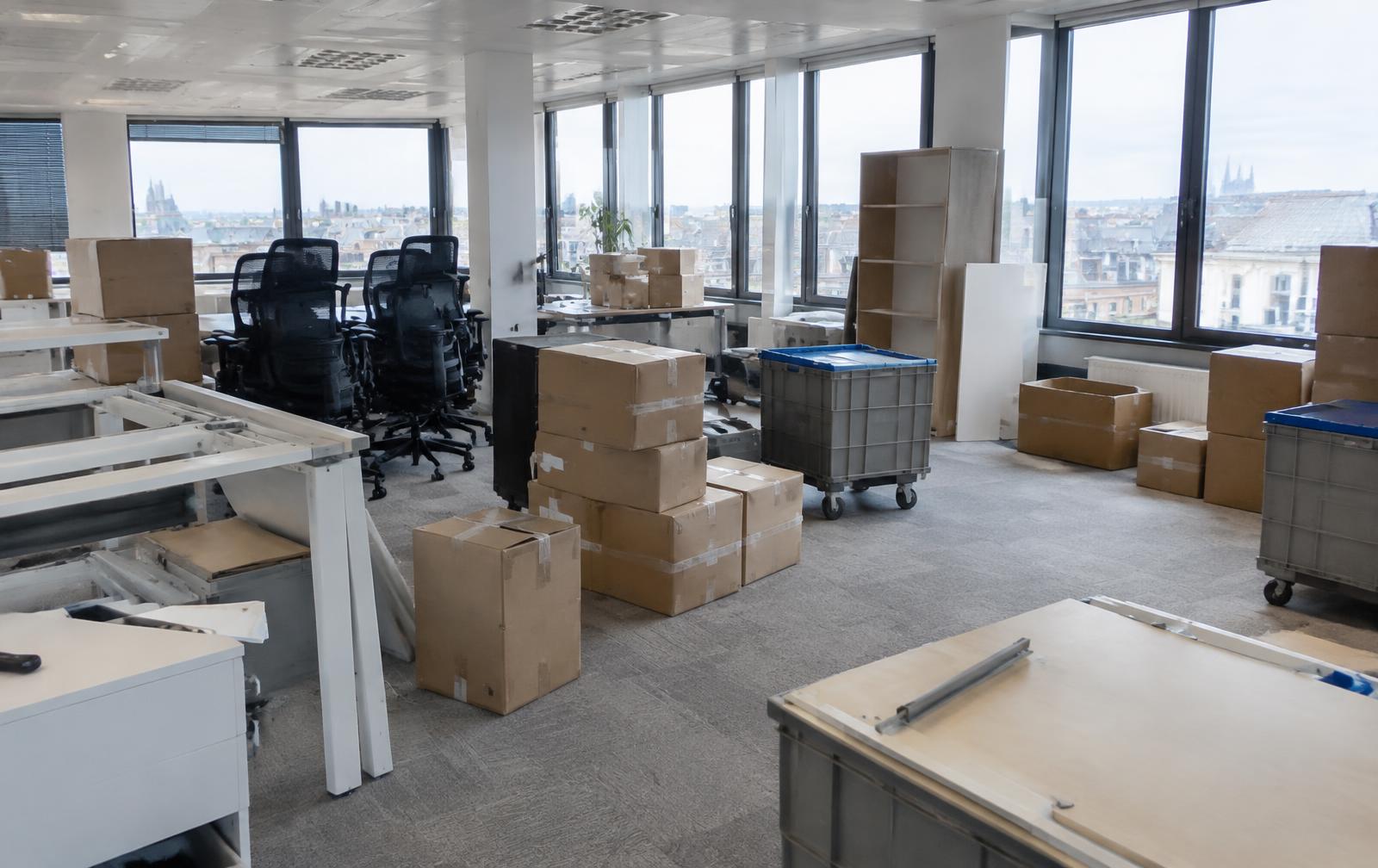 Plateau de bureaux en cours de transfert, cartons et bacs roulants