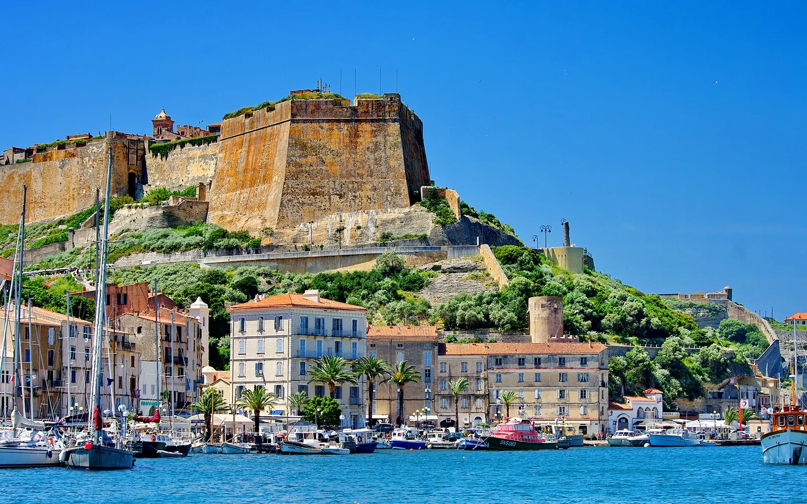 La vieille ville de Bonifacio en Corse, destination de déménagement longue distance
