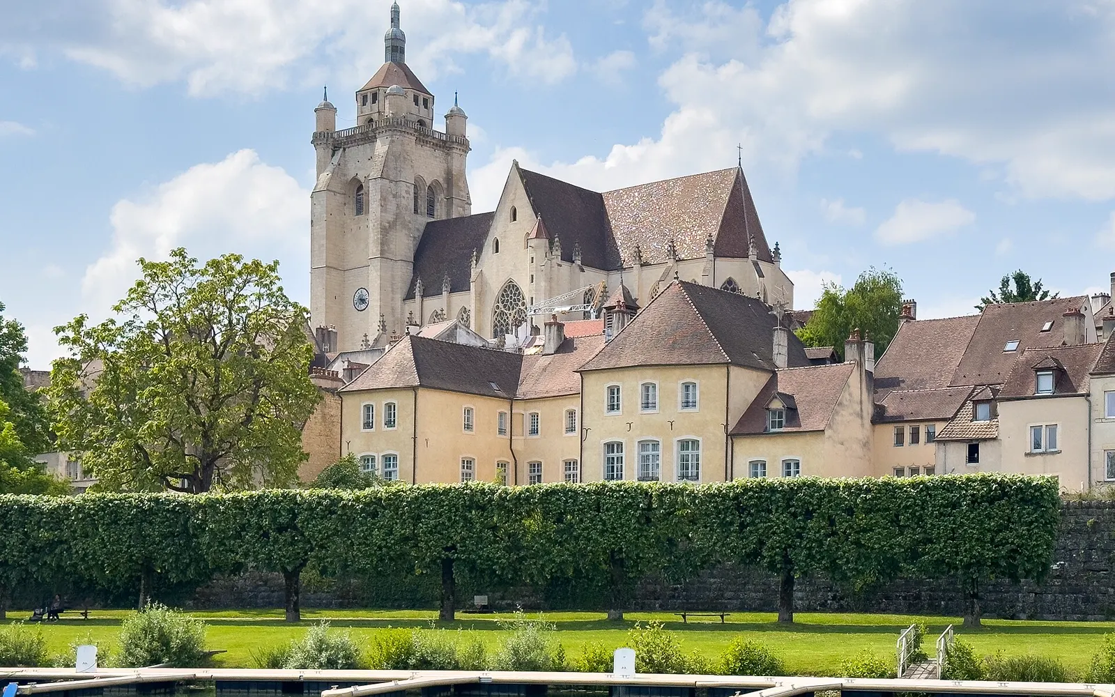 La collégiale Notre-Dame de Dole vue depuis les toits de la vieille ville