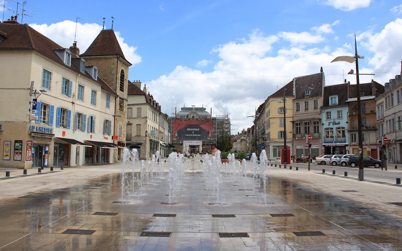 La place de la Liberté à Lons-le-Saunier, dans le Jura